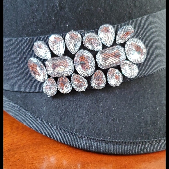 Saks Fith Avenue black hat - Picture 5 of 7